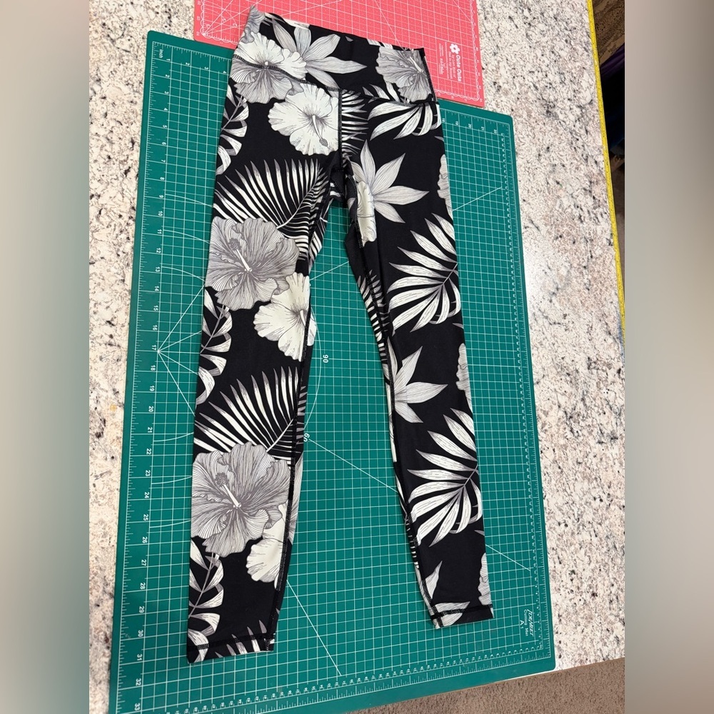 Spiritual Gangster Leggings Tropical Floral Yoga Pants Black White High Rise S - Picture 2 of 8